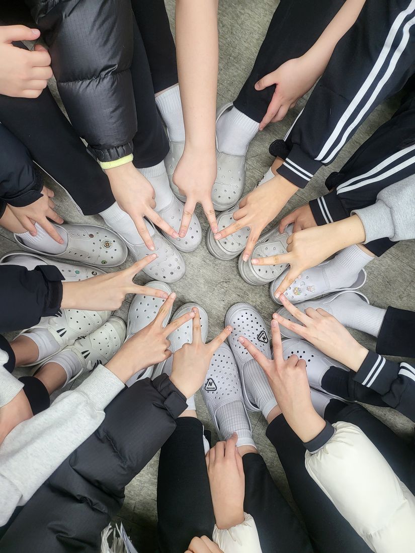 둥글게 모여 손끝을 맞대고